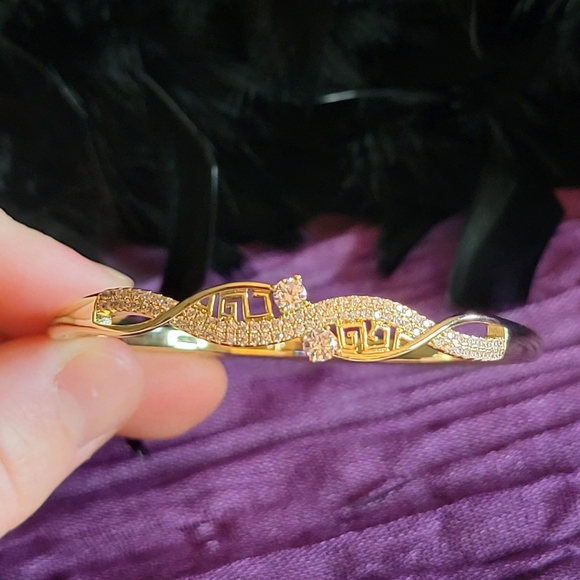 Beautiful 14k Gold Plated Stainless Steel Bracelet - Picture 5 of 6